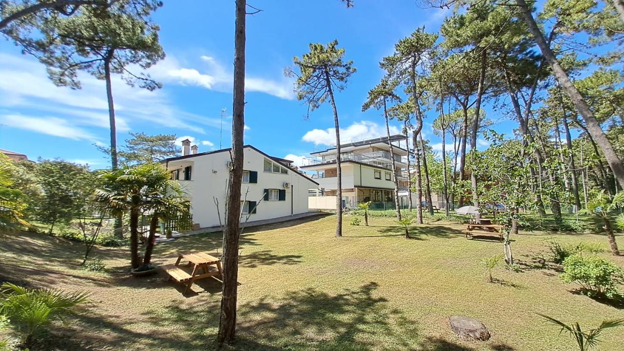 Villa Barbara Fra I Pini Lignano Sabbiadoro Exteriör bild