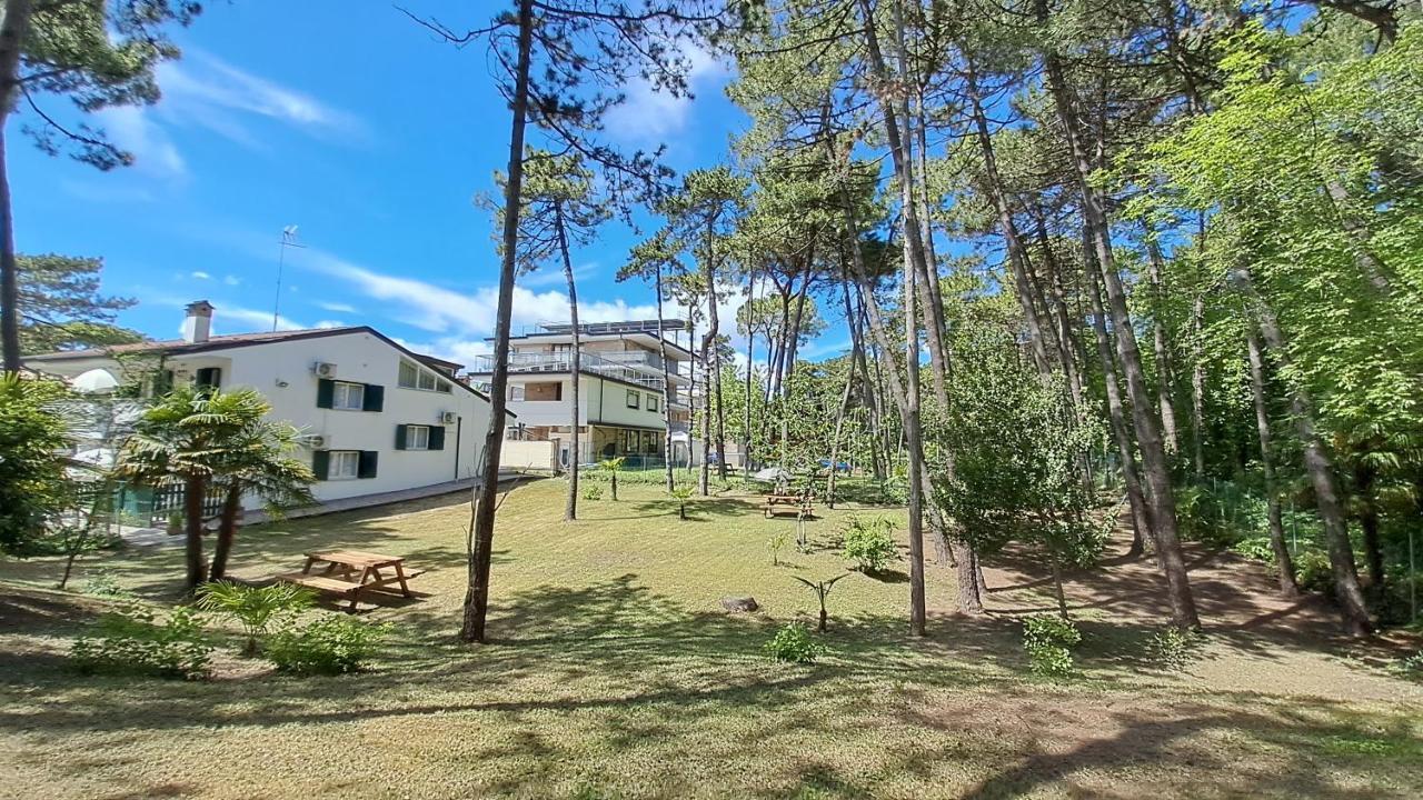 Villa Barbara Fra I Pini Lignano Sabbiadoro Exteriör bild