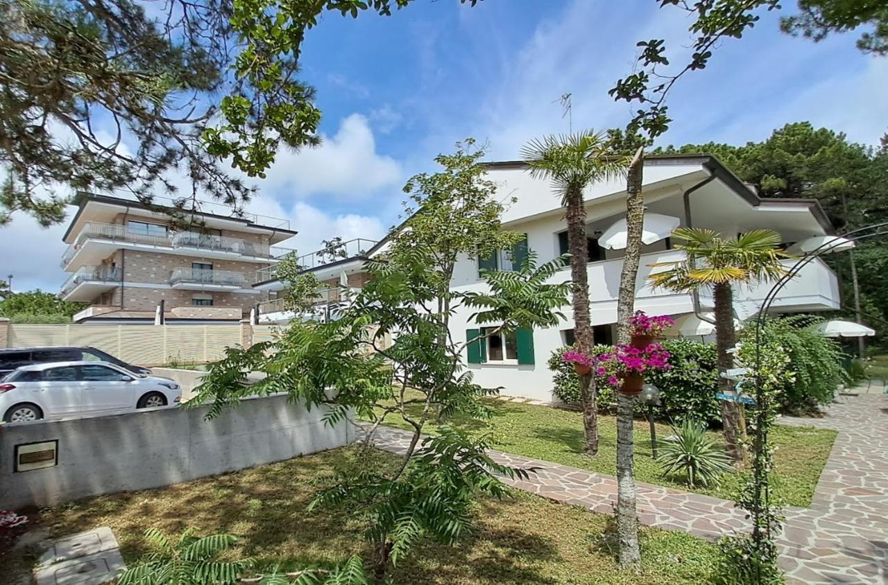 Villa Barbara Fra I Pini Lignano Sabbiadoro Exteriör bild
